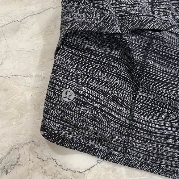 Lululemon Speed Short (4-way Stretch 2.5")
Bit Point Ice Grey Black / Black - Picture 3 of 5